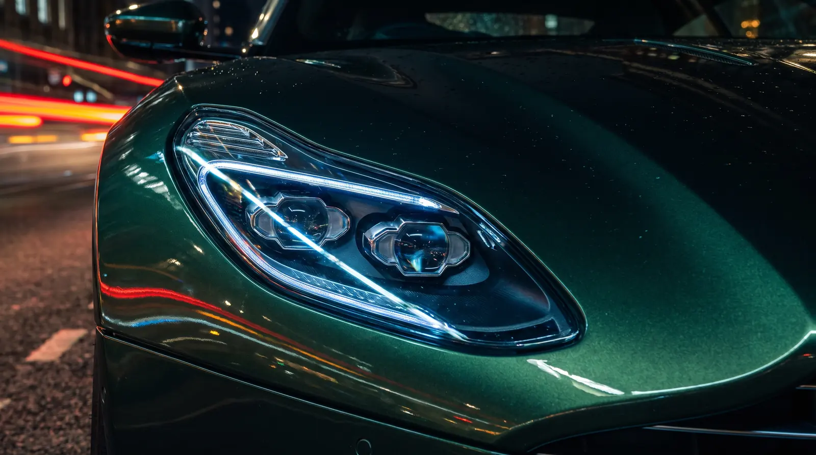 Farol de LED de um carro esportivo verde à noite